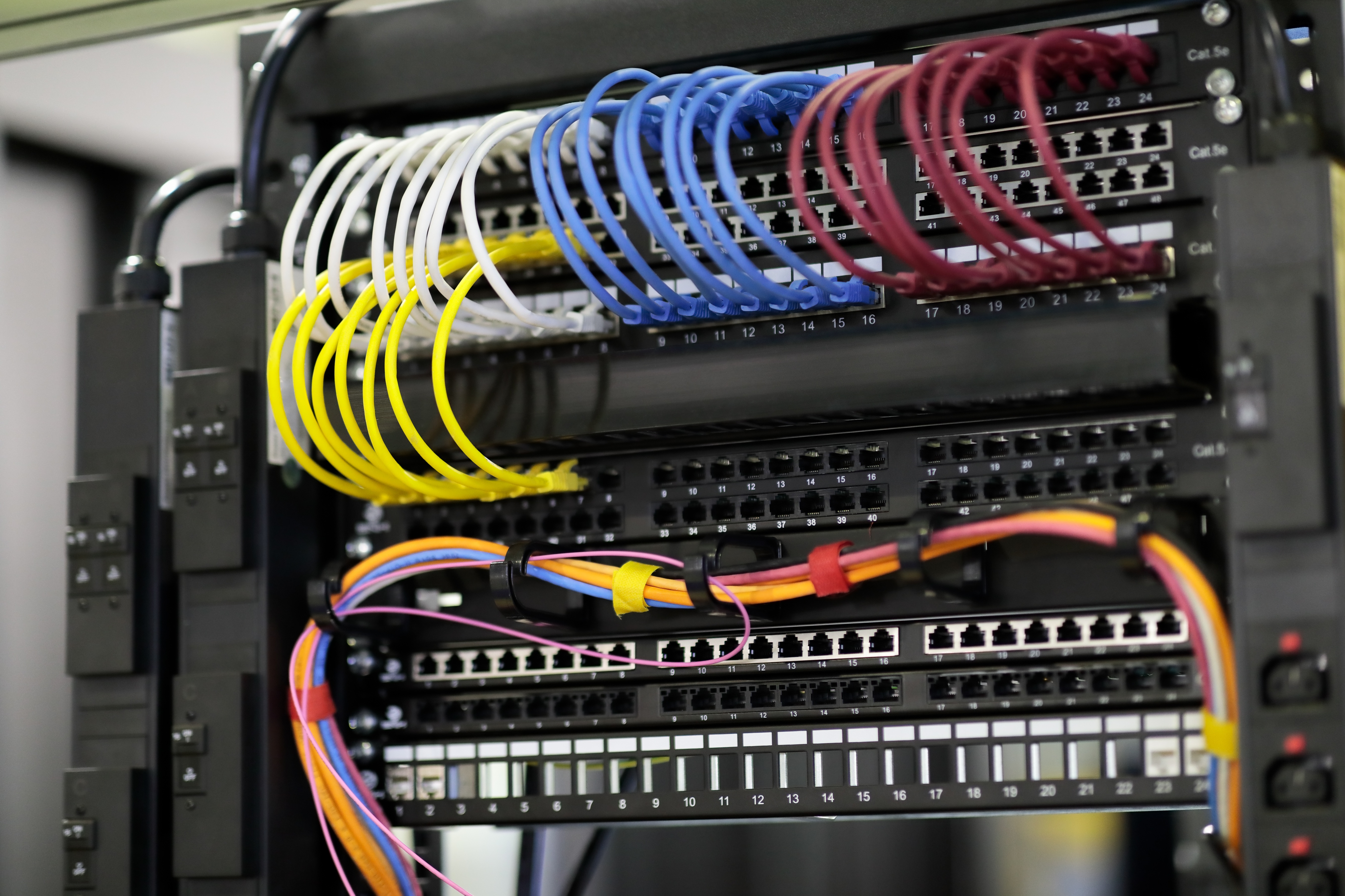 Structured network rack cabling with harness bundles